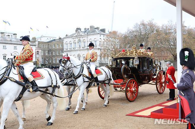 [런던=뉴시스] 전신 기자 = 영국을 국빈 방문 중인 윤석열 대통령이 21일(현지시간) 런던 호스가즈 광장에서 열린 공식환영식에서 찰스 3세 국왕과 함께 마차에 탑승하고 있다. 2023.11.21. photo1006@newsis.com