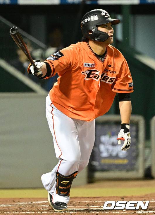 [OSEN=대전, 김성락 기자] 28일 오후 대전 한화이글스파크에서 ‘2023 신한은행 SOL KBO리그’ 한화 이글스와 NC 다이노스의 경기가 열렸다.3회말 1사 한화 이성곤이 안타를 날리고 있다. 2023.04.28 /ksl0919@osen.co.kr