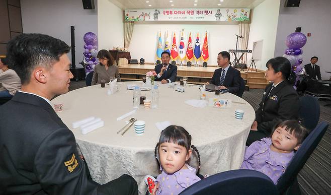 신원식 국방부 장관이 21일 서울 용산구 국방컨벤션에서 열린 국방부 다자녀 직원 격려 행사에서 인사말을 하고 있다.