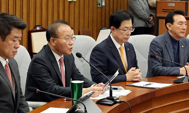 국민의힘 윤재옥 원내대표(왼쪽 두 번째)가 21일 국회에서 열린 원내대책회의에서 발언하고 있다. 윤 원내대표는 이날 “더불어민주당이 다수의석으로 횡포를 부리며 2024년도 정부예산안을 민주당 예산안으로 변질시키고 있다”고 비판했다. 이제원 선임기자
