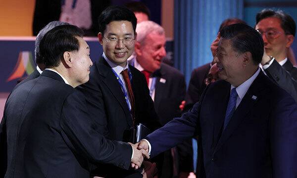 윤석열 대통령이 16일(현지시간) 미국 샌프란시스코 모스코니센터에서 열린 아시아·태평양경제협력체(APEC) 첫 번째 정상회의 세션에서 시진핑 중국 국가주석을 만나 악수하고 있다. 대통령실 제공
