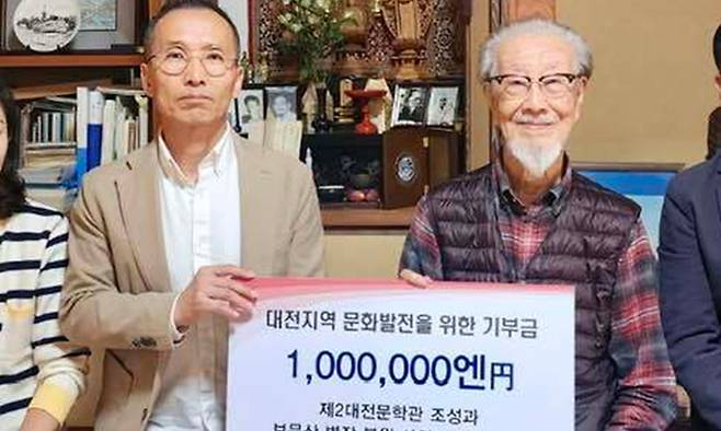 쓰지 아츠시(오른쪽)가 지난 6월 대전시에 도서 600여권을 기증한 후 대전시 직원들과 사진을 찍고 있다. 대전시 제공