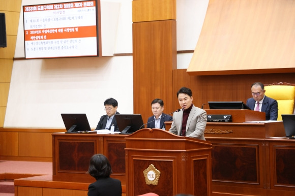 오언석(왼쪽 세 번째) 서울 도봉구청장이 제331회 도봉구의회 제2차 정례회 제1차 본회의에서 2024년도 예산안에 대해 연설하고 있다. 도봉구 제공