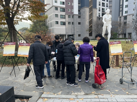 서울 서대문구의 한 아파트에서 에너지절약 문화 확산 캠페인이 진행되고 있다. 서대문구 제공