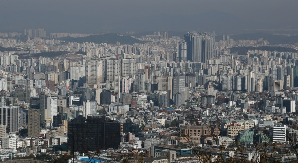 국토교통부가 21일 내년 부동산 공시가격 현실화율을 올해와 같은 69%로 동결한다고 밝혔다. 시세의 90%였던 문재인 정부의 ‘현실화율 로드맵’ 목표치를 사실상 폐기한 것으로, 로드맵이 나오기 전인 2020년 수준이다. 사진은 이날 서울 용산구 남산에서 바라본 서울 아파트 단지. 뉴스1