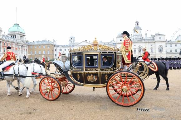 마차로 버킹엄궁 향하는 윤석열 대통령과 찰스 3세 영국 국왕 - 영국을 국빈 방문한 윤석열 대통령과 찰스 3세 영국 국왕이 21일(현지시간) 런던 호스가즈 광장에서 열린 공식환영식을 마친 뒤 마차를 타고 버킹엄궁으로 향하고 있다. 2023.11.21. 연합뉴스
