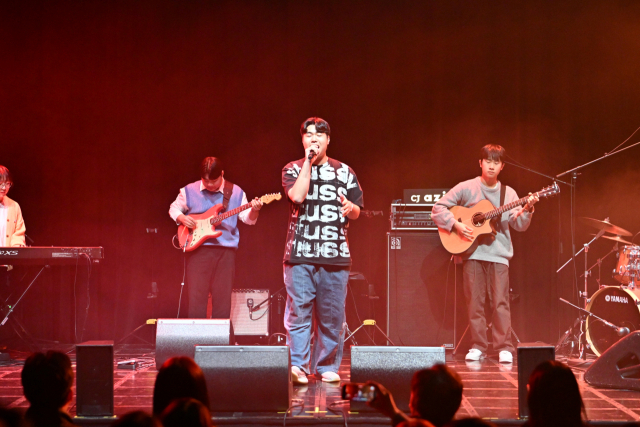 19일 CJ아지트 광흥창에서 열린 CJ나눔재단 CJ도너스캠프 청소년 문화동아리 쇼케이스에서 음악 부문 참가 동아리 ‘나인틴 골드’가 ‘엘리베이터’(안녕, 꿈)를 연주하고 있다. 사진 제공=CJ나눔재단