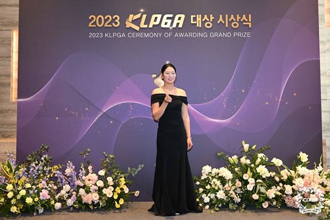 KLPGA 대상 시상식 전 포토월에서 손하트를 그리고 있는 방신실. /사진=KLPGT