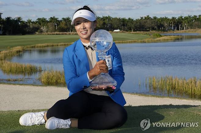 LPGA 시즌 최종전 우승한 양희영 (네이플스[美 플로리다주] AP=연합뉴스) 양희영이 20일(한국시간) 미국 플로리다주 네이플스의 티부론 골프클럽 골드코스(파72)에서 열린 미국여자프로골프(LPGA) CME그룹 투어챔피언십을 우승한 뒤 트로피를 들어 올리고 있다. 합계 27언더파 261타를 친 양희영은 LPGA 2023시즌 최종전을 우승으로 장식했다. 2023.11.20 danh2023@yna.co.kr