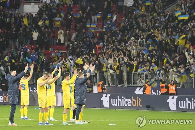 팬들의 박수에 고개 숙인 우크라이나 축구대표팀 선수들 [AP=연합뉴스]