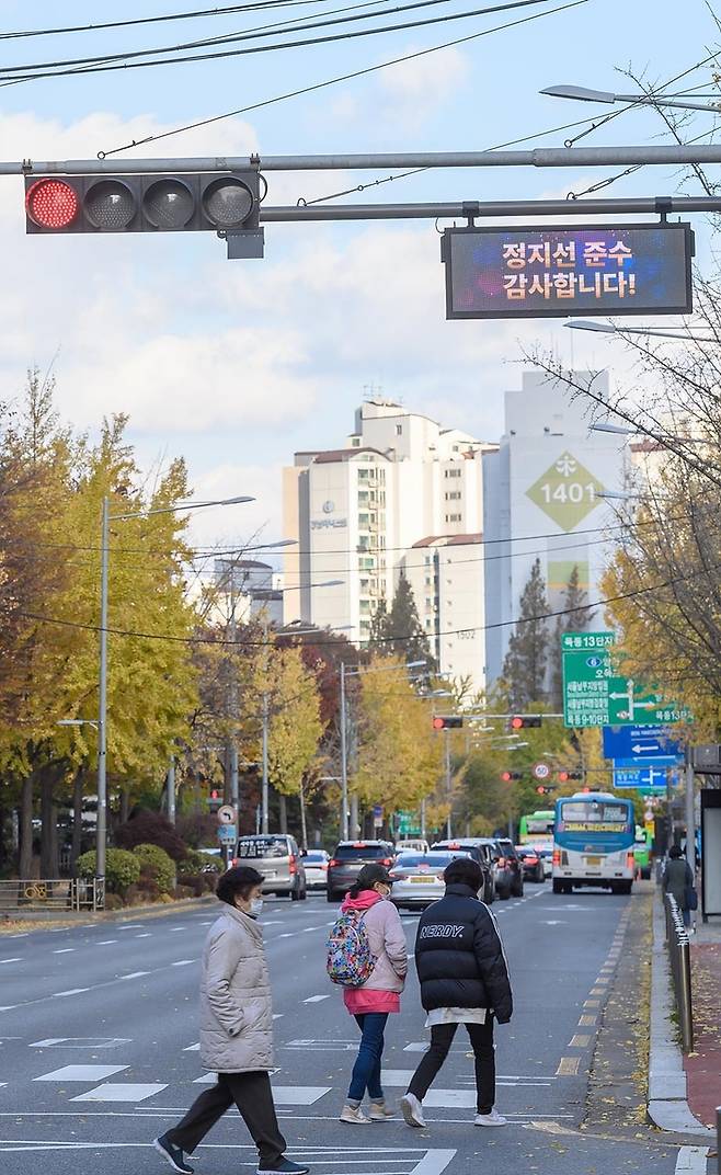 횡단보도 정지선 준수 차량에 감사메시지를 송출중인 양천구 스마트안전횡단 솔루션 [양천구 제공. 재판매 및 DB 금지]