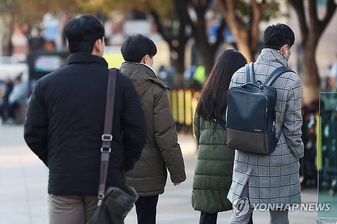 오늘도 추운 출근길 (서울=연합뉴스) 서대연 기자 = 내륙 아침 기온이 영하권까지 떨어지며 추운 날씨를 보인 20일 오전 서울 광화문 네거리에서 패딩 등 외투를 입은 시민들이 걷고 있다. 2023.11.20 dwise@yna.co.kr