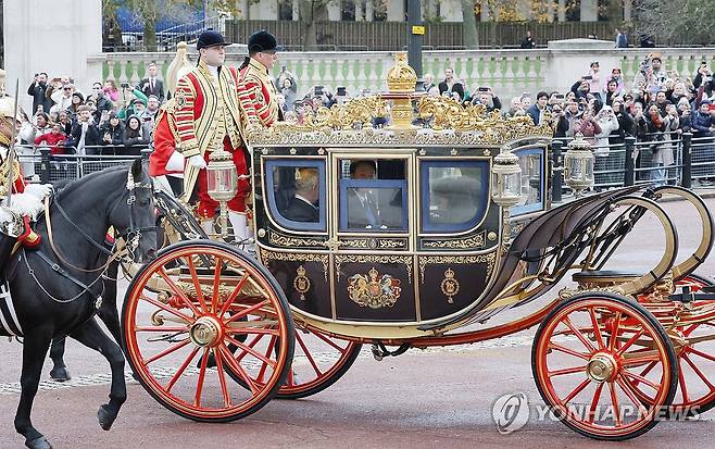 버킹엄궁 향하는 윤석열 대통령과 찰스 3세 영국 국왕 (런던=연합뉴스) 진성철 기자 = 영국을 국빈 방문한 윤석열 대통령과 찰스 3세 영국 국왕이 탑승한 마차가 21일(현지시간) 런던 호스가즈 광장에서 열린 공식환영식이 끝난 뒤 버킹엄궁으로 향하고 있다. 2023.11.21 zjin@yna.co.kr
