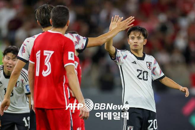 일본 축구대표팀의 쿠보 다케후사가 시리아와 경기에서 선제골을 넣은 뒤 기뻐하고 있다. 사진=AFPBBNews