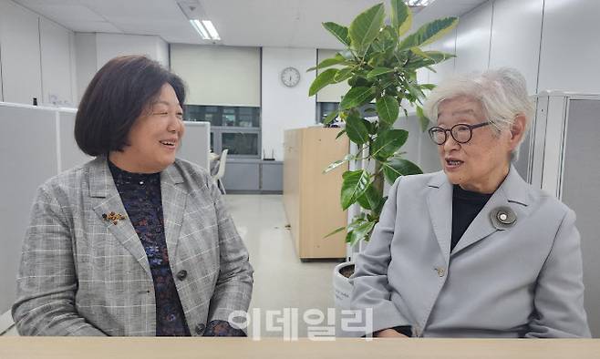 오명숙 여성과총 회장(왼쪽)과 이혜숙 한국과학기술젠더혁신센터 소장(오른쪽)이 이야기를 나누고 있다.(사진=이데일리 강민구 기자)