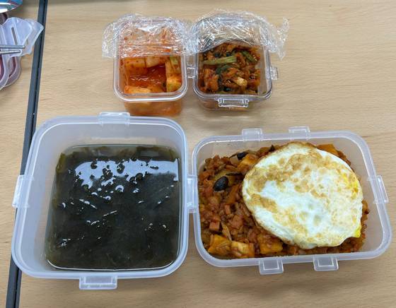 회사원 조모 씨는 점심값 지출을 줄이기 위해 집에서 간단한 반찬과 밥, 국을 싸와 점심을 해결하고 있다. 〈사진=조모 씨 제공〉
