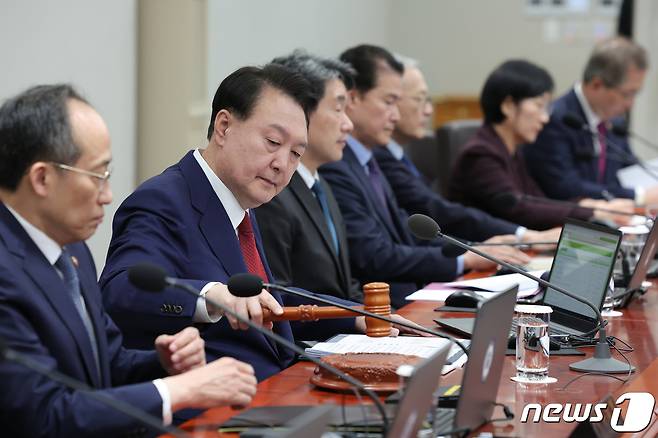 윤석열 대통령이 14일 용산 대통령실 청사에서 열린 제47회 국무회의를 주재하며 의사봉을 두드리고 있다. (대통령실 제공) 2023.11.14/뉴스1 ⓒ News1 오대일 기자