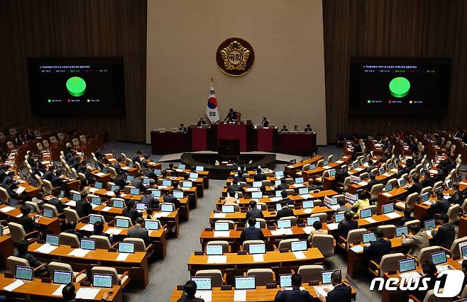 6일 오후 서울 여의도 국회에서 열린 제410회 국회(정기회) 제9차 본회의에서 '머그샷'을 공개하는 특정중대범죄 피의자 등 신상정보 공개에 관한 법률안이 가결되고 있다. 2023.10.6/뉴스1 ⓒ News1 황기선 기자