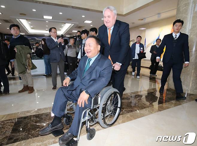 인요한 국민의힘 혁신위원장이 21일 대전 유성구 한국과학기술연구원(KAIST)에서 열린 한국 정치의 문제점과 개혁방안 강연 및 토론회를 마친 이상민 더불어민주당 의원의 휠체어를 밀고 이동하고 있다. 2023.11.21/뉴스1 ⓒ News1 김기태 기자