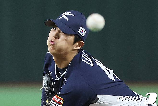 17일 오후 일본 도쿄돔에서 열린 '2023 아시아프로야구챔피언십(APBC)' 대한민국과 일본의 경기에서 대한민국 선발 투수로 나선 이의리가 역투하고 있다. 2023.11.17/뉴스1 ⓒ News1 이재명 기자