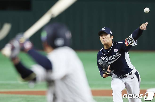 17일 오후 일본 도쿄돔에서 열린 '2023 아시아프로야구챔피언십(APBC)' 대한민국과 일본의 경기에서 대한민국 선발 투수로 나선 이의리가 역투하고 있다. 2023.11.17/뉴스1 ⓒ News1 이재명 기자