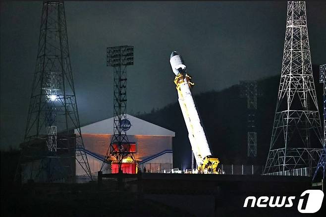 (평양 노동신문=뉴스1) = 기립하고 있는 북한의 발사체 '천리마 1호'[국내에서만 사용가능. 재배포 금지. DB 금지. For Use Only in the Republic of Korea. Redistribution Prohibited] rodongphoto@news1.kr