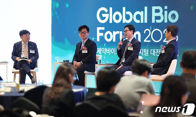 22일 서울 중구 소공동 롯데호텔 사파이어볼룸에서 열린 '글로벌 바이오 포럼 2023'(Global Bio Forum 2023)에서 국내 디지털 바이오 환경 구축을 위한 과제를 주제로 토론회가 진행되고 있다. 2023.11.22/뉴스1 ⓒ News1 박지혜 기자