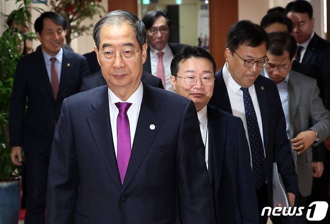 북한이 군사정찰위성 발사에 성공했다고 밝힌 22일 오전 한덕수 국무총리가 서울 종로구 세종대로 정부서울청사에서 열린 임시 국무회의에 참석하고 있다. 이날 회의에서 정부는 군사분계선 일대 대북 정찰·감시활동을 복원하고 9·19 군사합의 일부에 대한 효력 정지를 추진했다. 2023.11.22/뉴스1 ⓒ News1 김명섭 기자