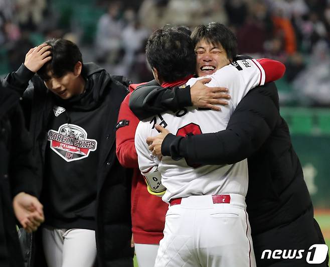 7일 오후 인천시 미추홀구 SSG 랜더스필드에서 열린 프로야구 '2022 신한은행 SOL KBO 포스트시즌' 한국시리즈 5차전 키움 히어로즈와 SSG 랜더스의 경기, SSG 김강민이 9회말 무사 1,3루 상황에서 끝내기 홈런을 친 후 김광현과 기쁨을 나누고 있다. 2022.11.7/뉴스1 ⓒ News1 김진환 기자