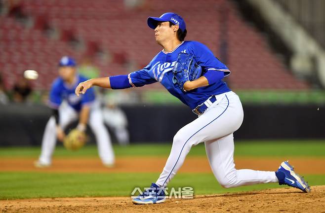 삼성 사이드암 우규민이 9일 잠실구장에서 열린 2023  프로야구 두산베어스와 삼성라이온즈의 경기 7회말 원태인에 이어 등판하고 있다. 강영조기자 kanjo@sportsseoul.com