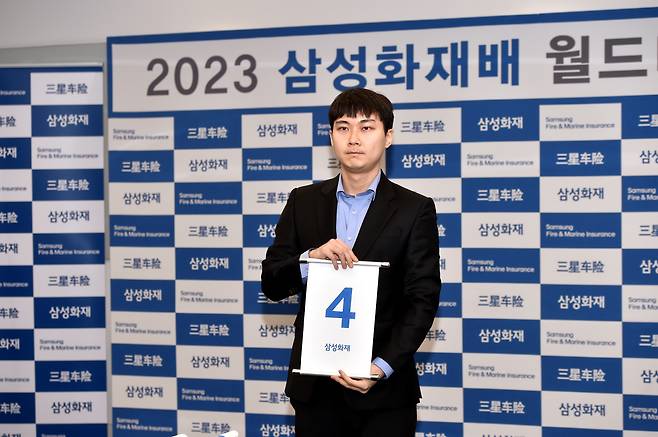 2023 삼성화재배 월드바둑마스터스에서 한국 선수로는 유일하게 4강에 오른 박정환 9단이 22일 대진 추첨을 하고 있다. 사진제공=한국기원