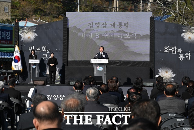 박종우 거제시장이 김영삼 전 대통령 서거 8주기 추모식에서 추모사를 하고 있다./거제시