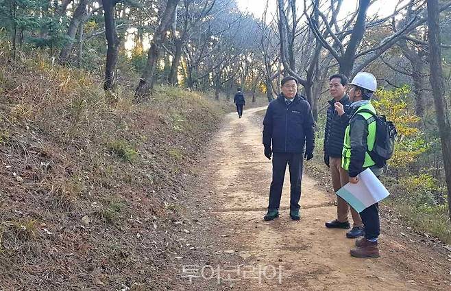 김종훈 동구청장이 오는 12월말까지 조성하는 염포산 테마 숲길 조성사업 현장을 점검했다.