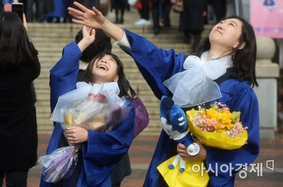 23일 서울 용산구 숙명여자대학교에서 열린 학위수여식에서 졸업생들이 학사모를 던지고 있다. /문호남 기자 munonam@