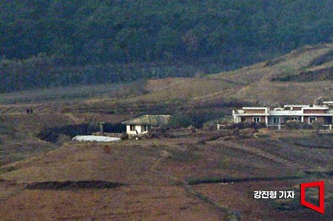 북한이 전날 밤 군사정찰위성을 발사했다고 밝힌 22일 경기 파주시 오두산통일전망대에서 바라본 북한 황해북도 개풍군 일대에서 주민들이 이동하고 있다. 사진=강진형 기자aymsdream@