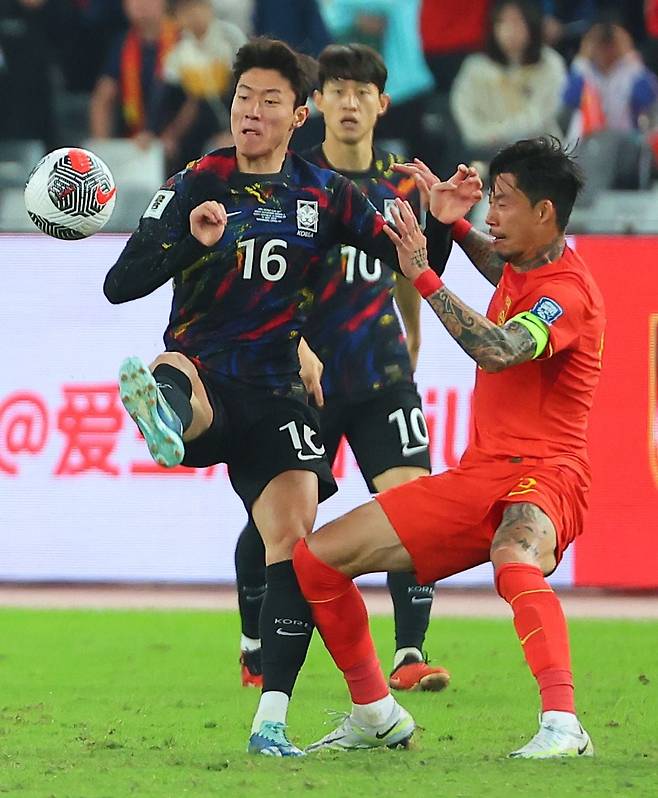 21일 중국 선전 유니버시아드 스포츠센터에서 열린 2026 북중미 월드컵 아시아 2차 예선전 한국과 중국의 경기, 대표팀 황의조가 중국 우시와 볼경합을 벌이고 있다./연합뉴스