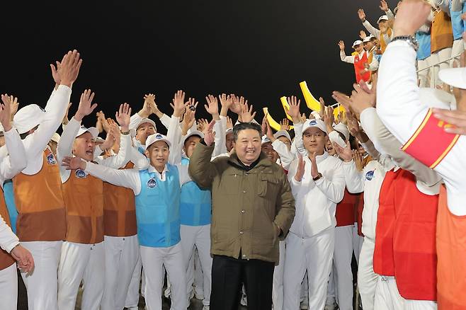 군사정찰위성 발사 성공 후 관계자들과 함께 환호하는 김정은 국무위원장./노동신문 뉴스1