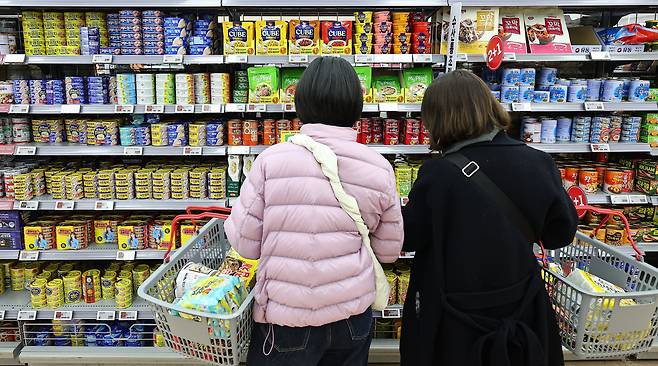 19일 오전 서울 시내 한 대형마트에 통조림 등 식료품이 진열돼 있다. /연합뉴스