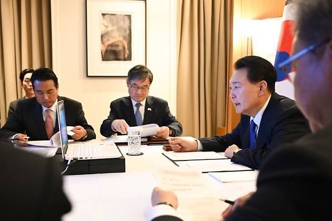 영국을 국빈 방문 중인 윤석열 대통령이 21일(현지시) 런던 숙소 호텔에서 북한의 '군사정찰위성' 발사 관련 긴급 국가안전보장회의(NSC) 상임위원회를 주재하고 있다. ⓒ뉴시스