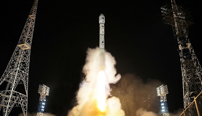 북한 국가항공우주기술총국이 21일 10시40분쯤 평안북도 철산군 서해위성발사장에서 정찰위성 '만리경 1호'를 신형위성운반로켓 '천리마-1형'에 탑재해 발사하고 있다. ⓒ조선중앙통신/연합뉴스