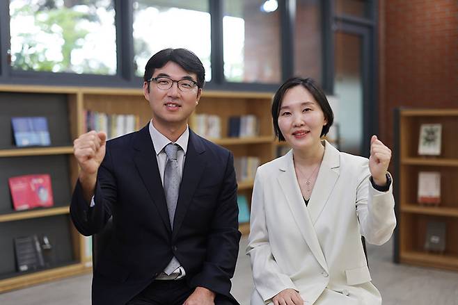 유전자 분석을 토대로 암 진단, 치료법 개발 등을 목표로 하고 있는 온코마스트의 장우영 대표(왼쪽)와 최윤지 최고마케팅책임자(CMO)가 화이팅을 외치고 있다. 온코마스터 제공