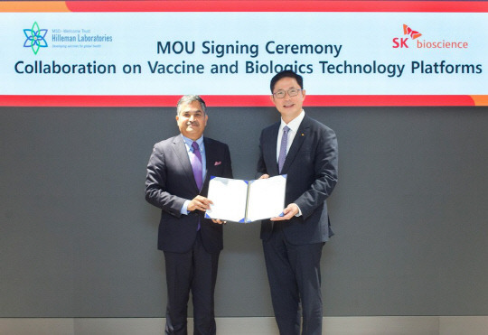 지난해 10월 '신규 백신 및 플랫폼 공동 연구개발을 위한 업무협약' 체결식에 참석한 라만 라오(왼쪽) 힐레만연구소 CEO와 SK바이오사이언스 안재용 사장 SK바이오사이언스 제공.