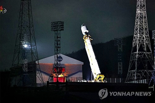 북한은 21일 오후 10시 42분 28분께 평안북도 철산군 서해위성발사장에서 신형위성운반로케트 '천리마-1'형에 정찰위성 '만리경-1'호를 탑재해 성공적으로 발사했다고 조선중앙TV가 22일 보도했다. 김정은 국무위원장이 현지에서 발사 상황을 참관하고 "국가항공우주기술총국과 연관기관의 간부들과 과학자, 기술자들을 열렬히 축하"해주었다고 전했다. [연합뉴스]