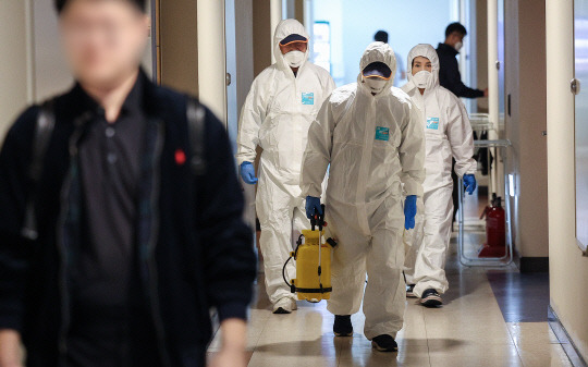 지난 19일 대구 달서구 계명대학교 기숙사에서 방역업체 관계자들이 빈대(베드버그) 박멸을 위해 방역 소독을 하고 있다. 연합뉴스