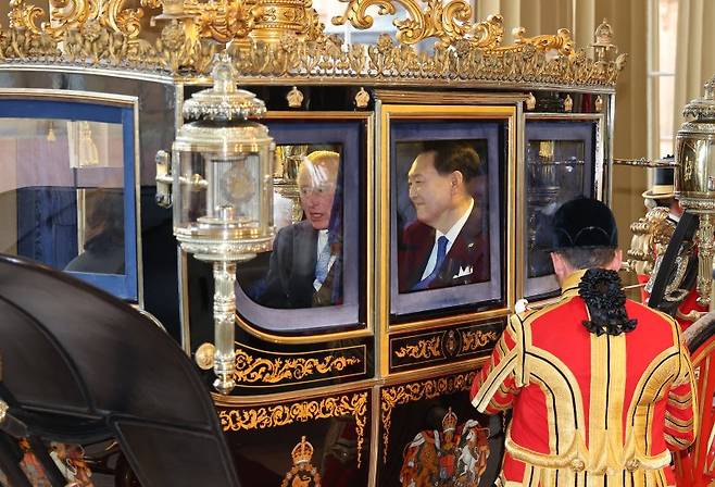 윤석열 대통령과 찰스 3세 영국 국왕 마차 타고 버킹엄궁 도착 (런던=연합뉴스) 임헌정 기자 = 영국을 국빈 방문한 윤석열 대통령과 찰스 3세 영국 국왕이 21일(현지시간) 런던 호스가즈 광장에서 열린 공식환영식을 마친 뒤 마차를 타고 버킹엄궁에 도착하고 있다. 연합뉴스