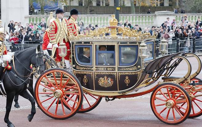 버킹엄궁 향하는 윤석열 대통령과 찰스 3세 영국 국왕 (런던=연합뉴스) 진성철 기자 = 영국을 국빈 방문한 윤석열 대통령과 찰스 3세 영국 국왕이 탑승한 마차가 21일(현지시간) 런던 호스가즈 광장에서 열린 공식환영식이 끝난 뒤 버킹엄궁으로 향하고 있다. 연합뉴스
