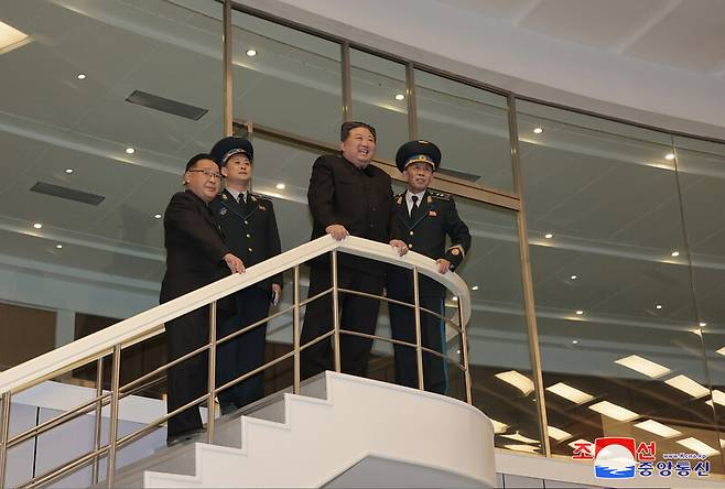 김정은 북한 국무위원장이 22일 오전 10시 국가항공우주기술총국 평양종합관제소를 방문하고 궤도에 진입한 정찰위성 \