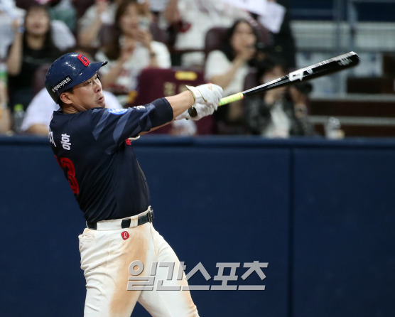 2023 KBO 프로야구 키움 히어로즈와 롯데 자이언츠의 경기가 9일 오후 서울 고척스카이돔에서 열렸다. 5회초 1사 만루 안치홍이 외야 희생플라이를 치고 있다. 고척=김민규 기자 mgkim1@edaily.co.kr /2023.08.09/