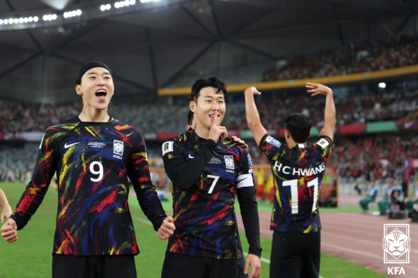 21일 중국 선전 유니버시아드 스포츠 센터에서 열린 한국과 중국의 2026 FIFA 북중미 월드컵 아시아 2차 예선 C조 2차전. 손흥민의 선제골 뒤 조규성, 황희찬이 함께 환호하고 있다. 사진=대한축구협회