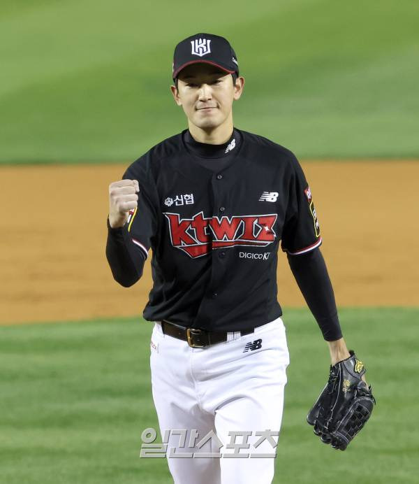 kt위즈와 LG 트윈스의 2023 KBO 한국시리즈 5차전 경기가 13일 오후 서울 잠실야구장에서 열렸다. kt 선발 고영표가 2회 LG 오지환을 삼진아웃시키고 기뻐 하고있다. 잠실=정시종 기자 capa@edaily.co.kr